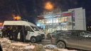 Автозак и отряд полиции в бронежилетах заметили около ТРЦ Новосибирска — видео с места