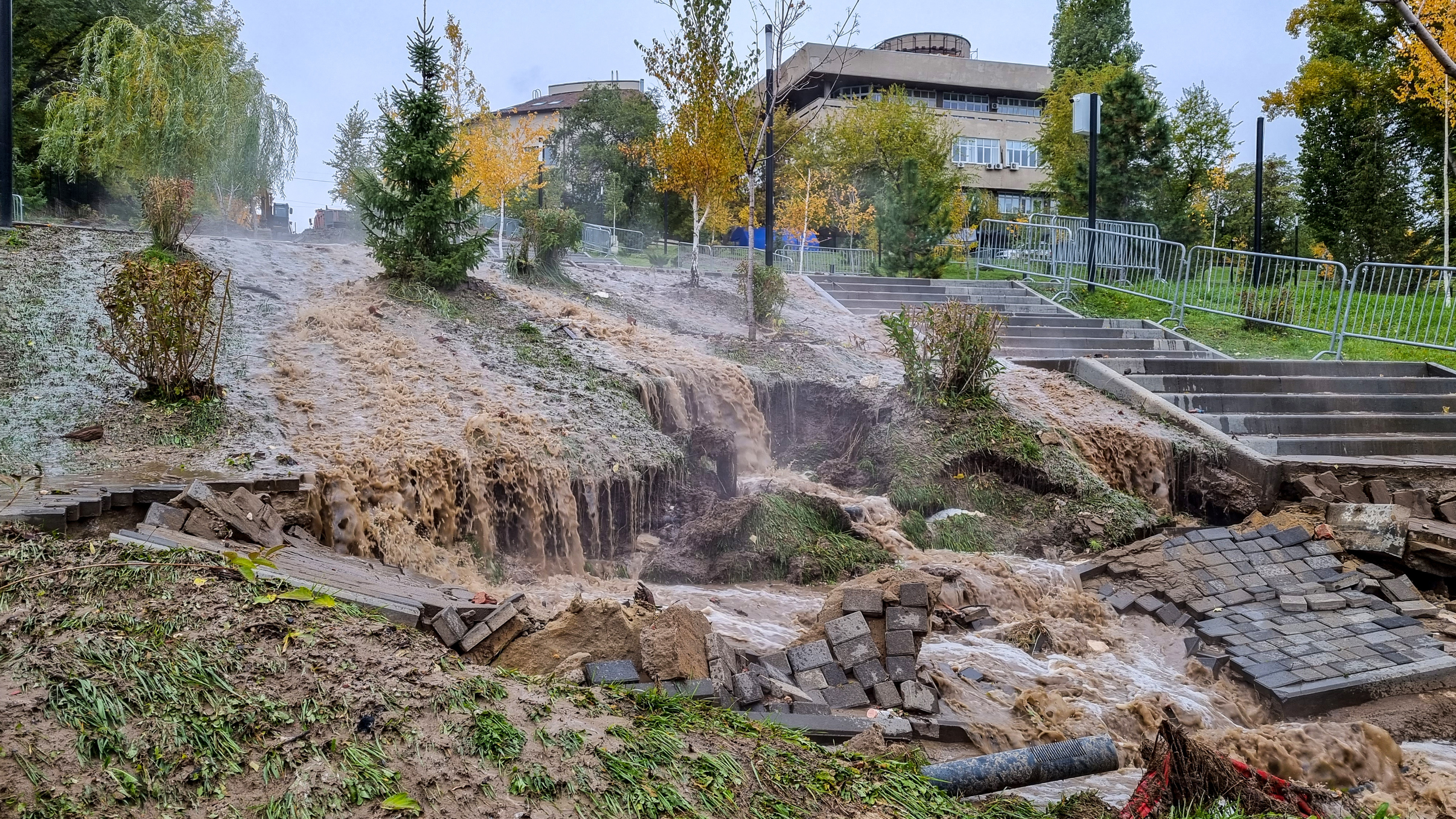 Что происходит без воды. Прорыв канализации Волгоград 2022. Прорыв трубы в Волгограде. Прорыв канализации в Волгограде Пойма. Прорыв водопровода.