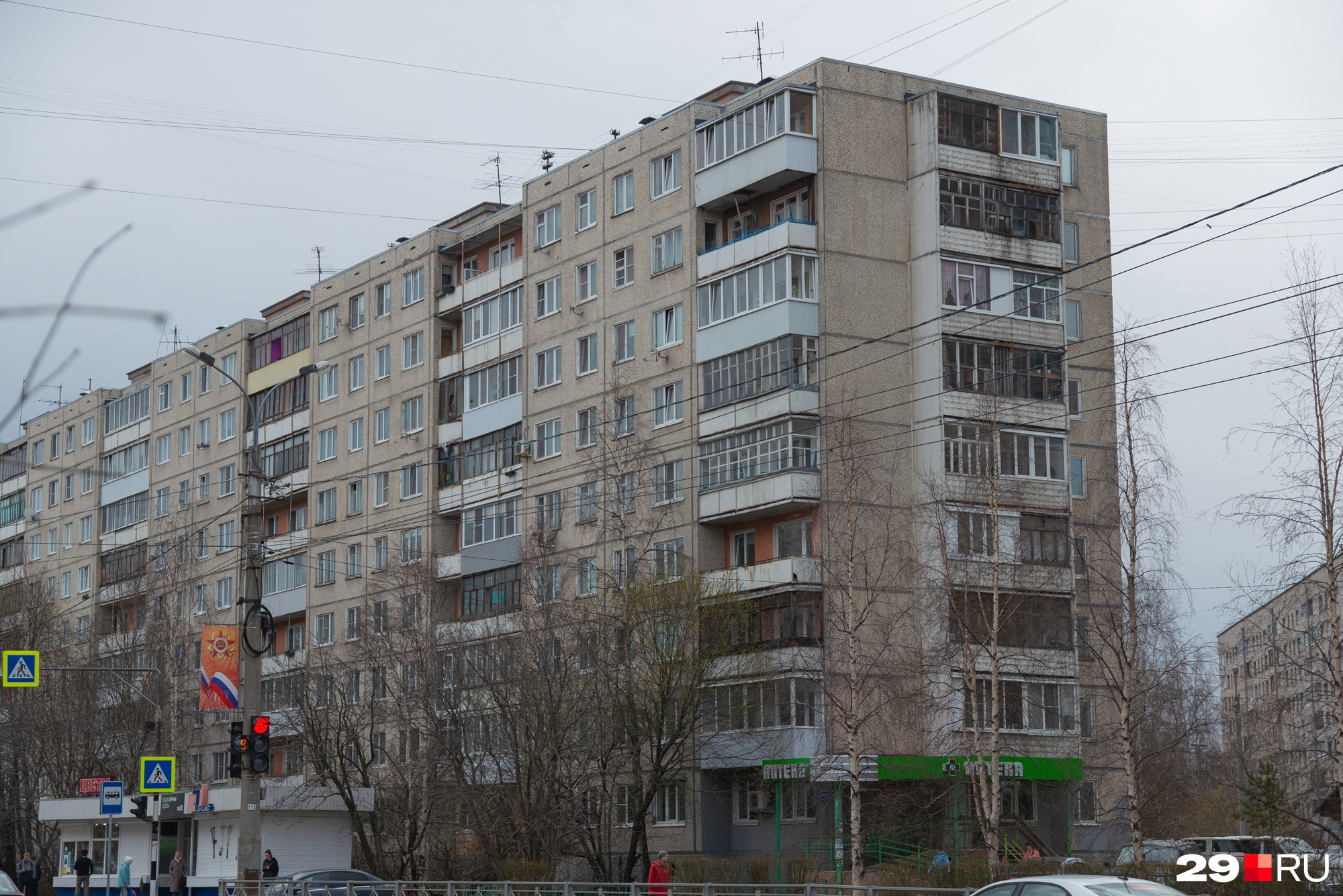 В этом здании загорелась квартира, где живут пенсионерка Лилиана Ананьевна и ее питомица Милка