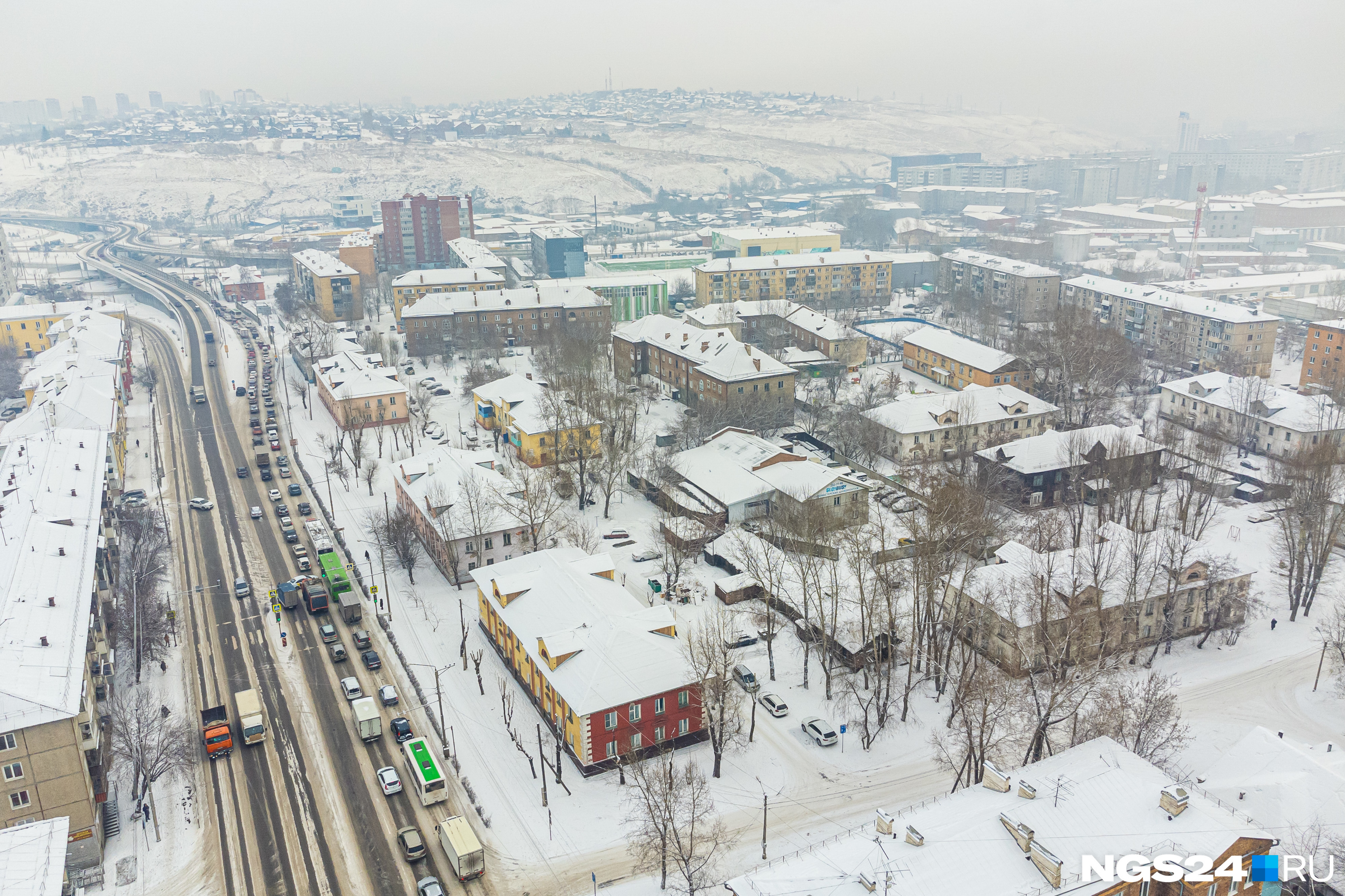 интересные лица. виртуальное одиночество. мечтательная девушка. брент линч (brent lynch). женские глаза на фоне моря.