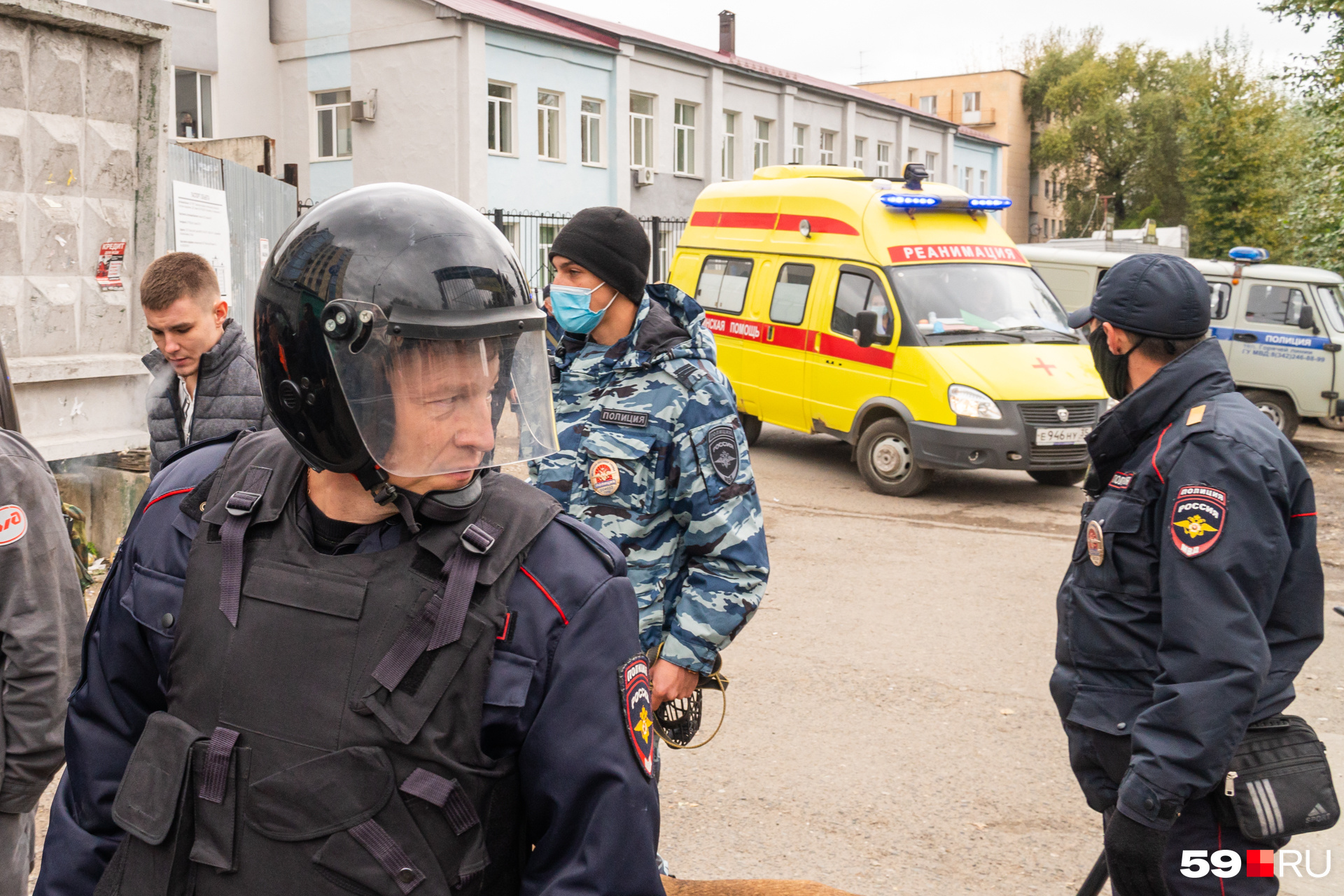 На место приехали спецслужбы и медики, фото сделано 20 сентября 2021 года