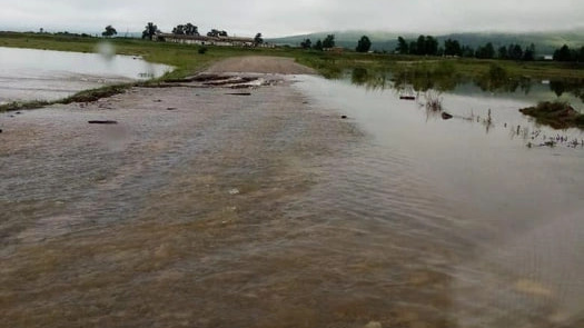 Дорогу в Забайкалье закрыли для машин из-за разлившейся реки
