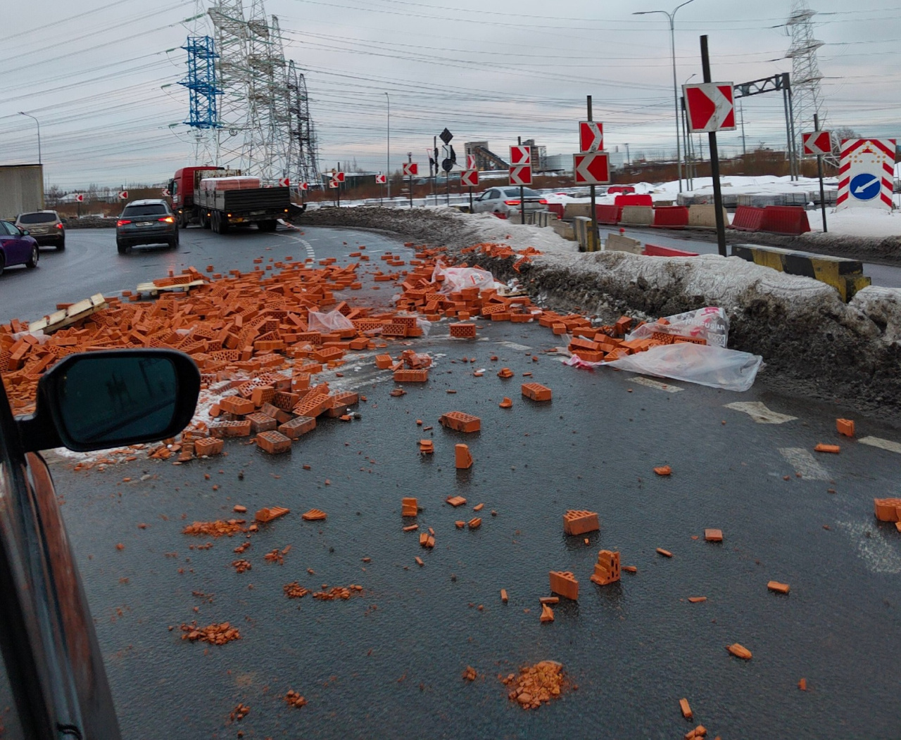 ДТП в оранжевых тонах: грузовик навалил кирпичей на кольце при въезде в Колпино