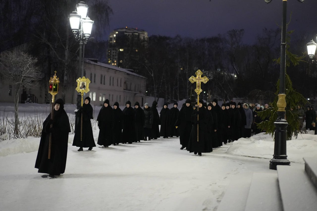 Сёстры во время небольшого крестного хода