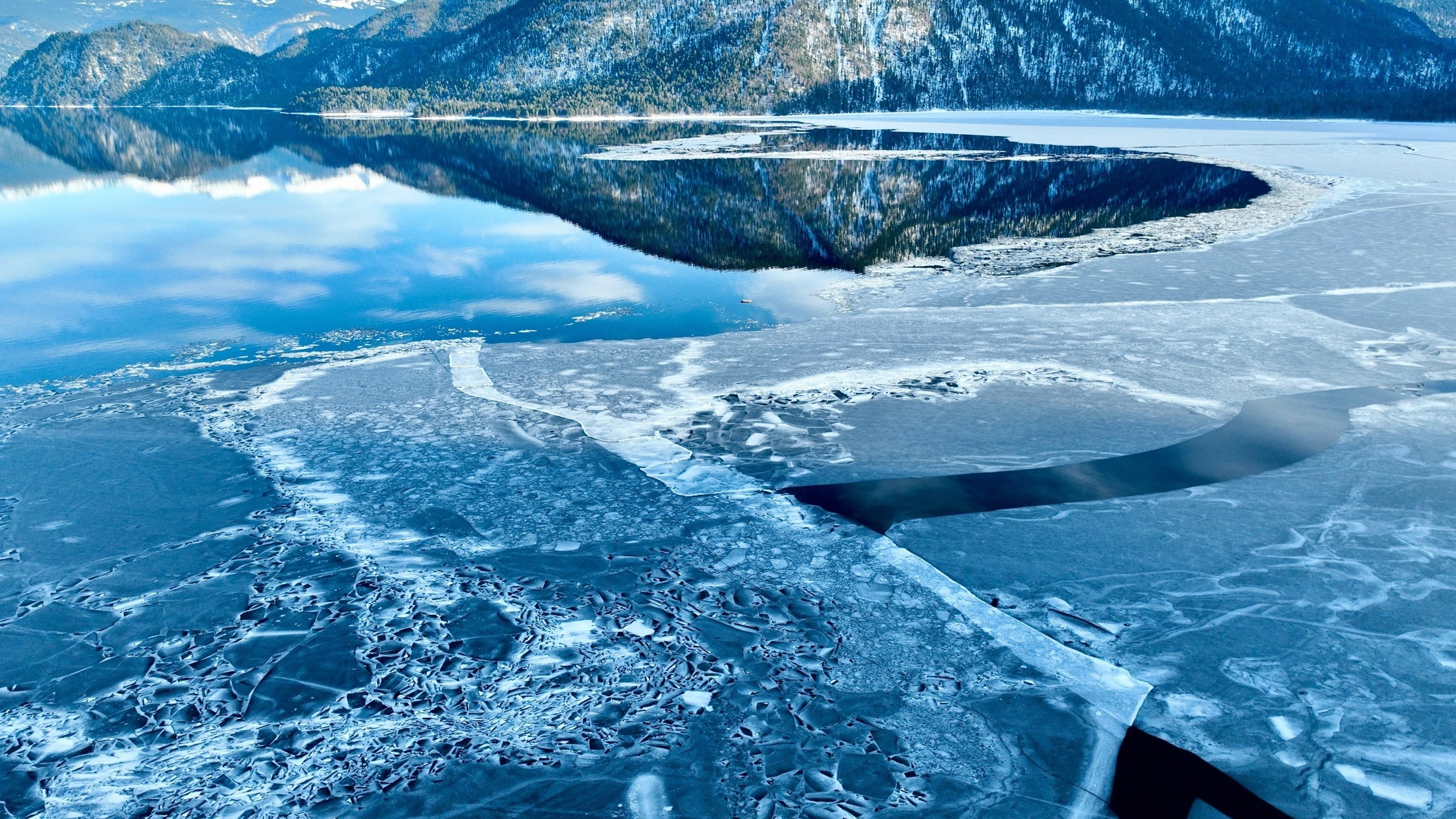 На Телецком озере сняли дрейфующие льдины. Публикуем фото, поражающие красотой