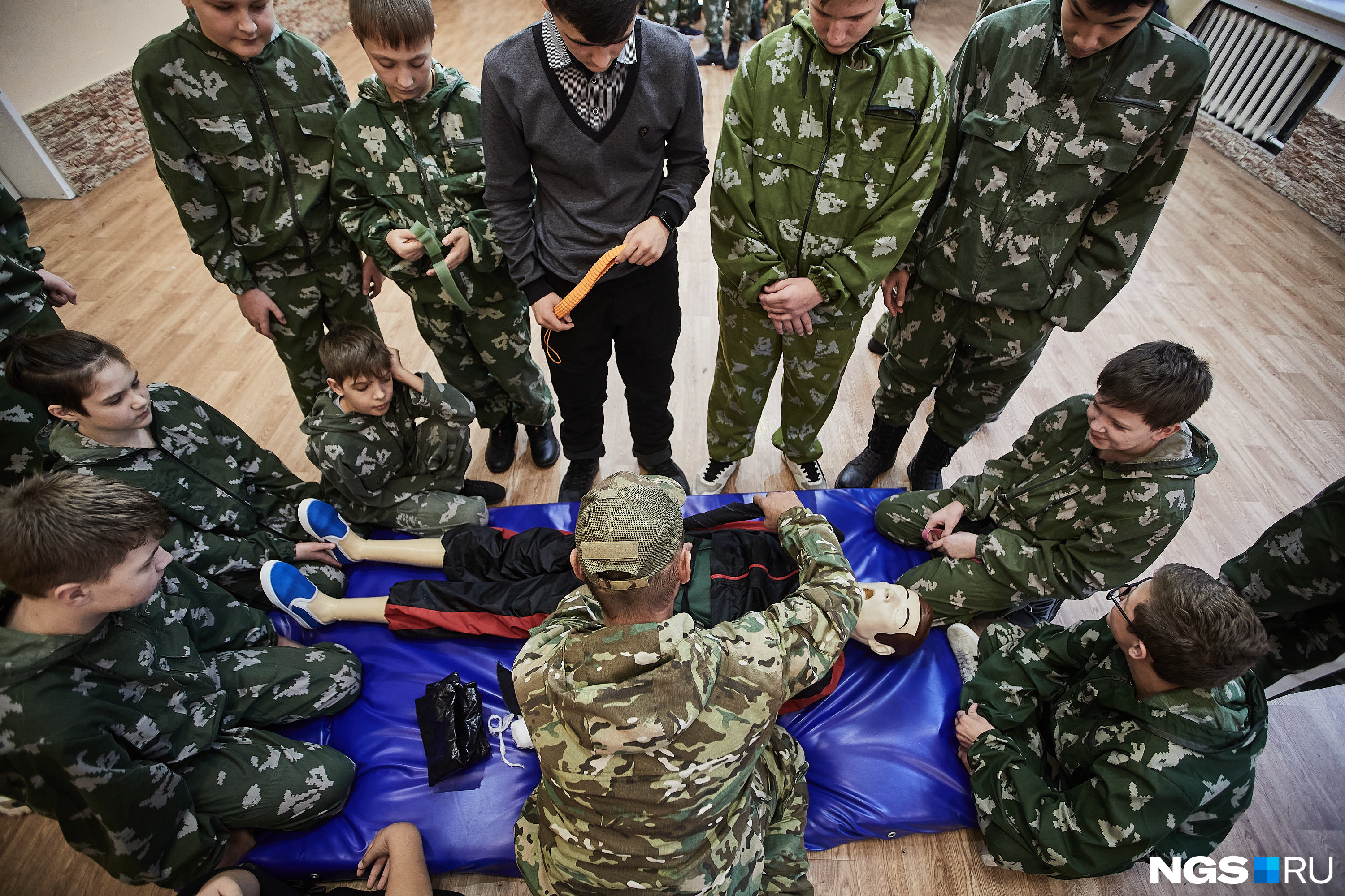 Сначала роль раненого исполняет один из воспитанников военно-патриотического клуба, затем дети находят манекен Сначала роль раненого исполняет один из воспитанников военно-патриотического клуба, затем дети находят манекен