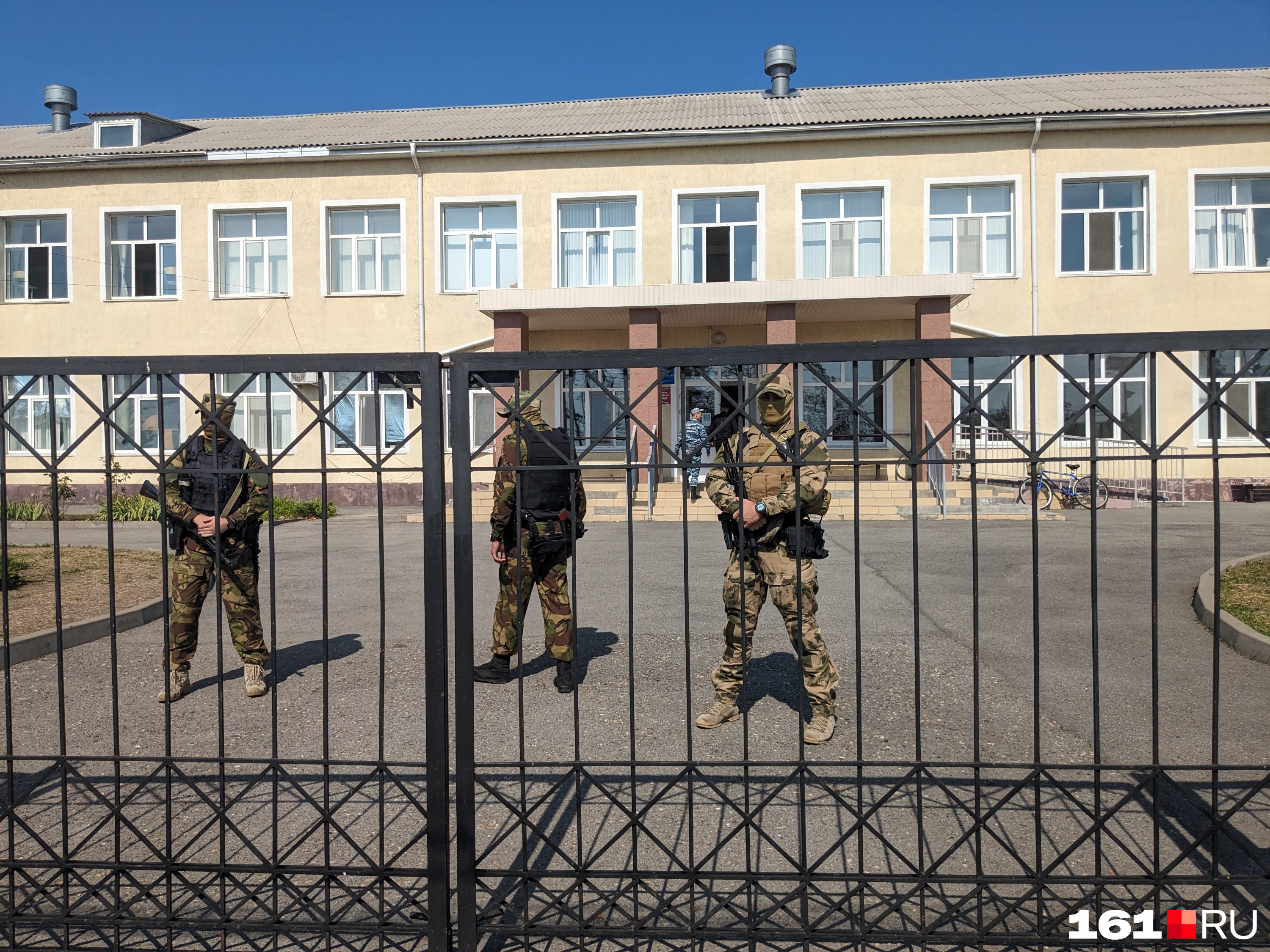 Главный вход здания школы оцепили сотрудники спецназа