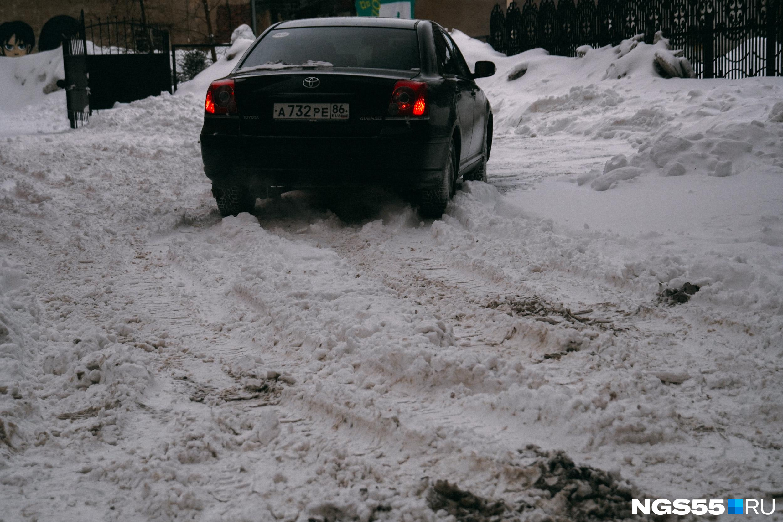 Снег выпал на дорогах — ГИБДД предупреждает забайкальцев об опасности