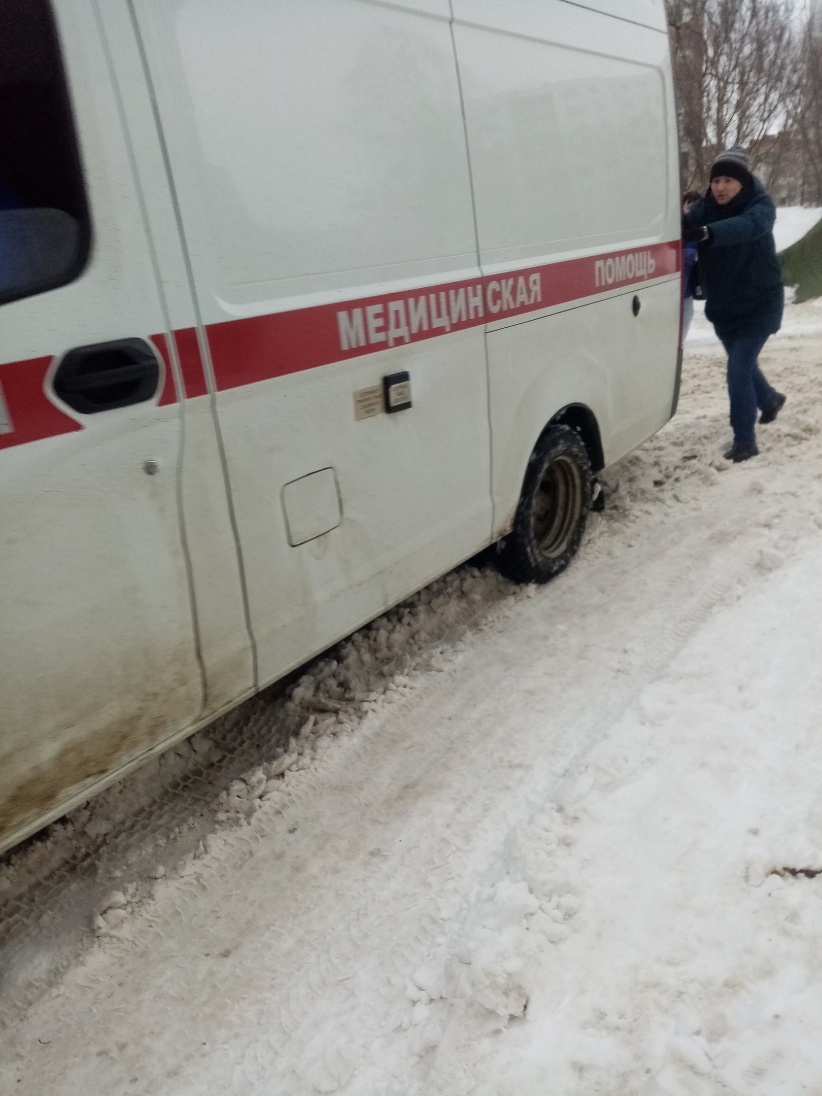 Врачи толкают машины руками: в Ярославской области массово буксуют  «скорые». Что говорят власти | 22.12.2023 | Ярославль - БезФормата