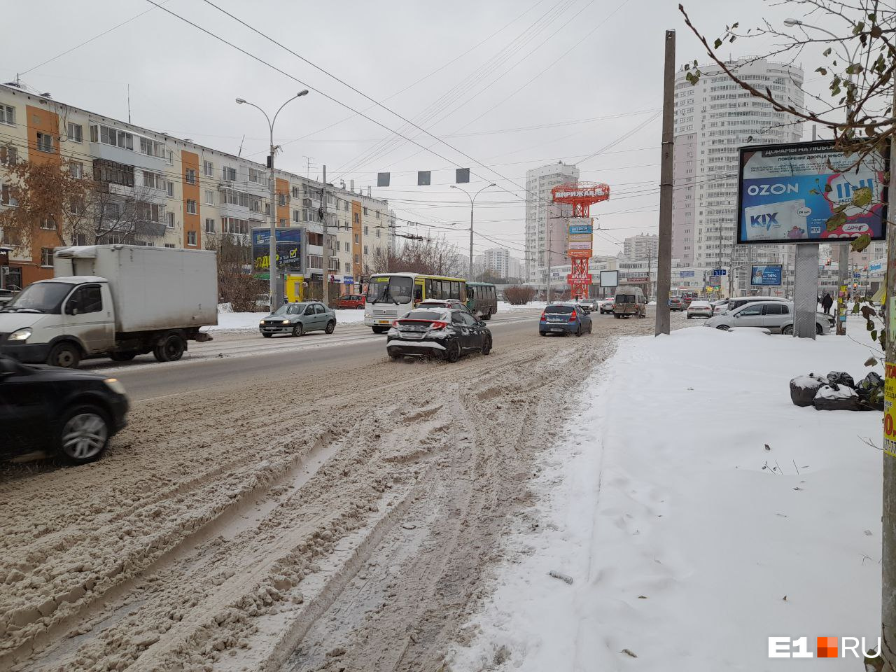 А куда делись пробки? Разбираемся, почему после снегопада движение на дорогах Екатеринбурга не встало
