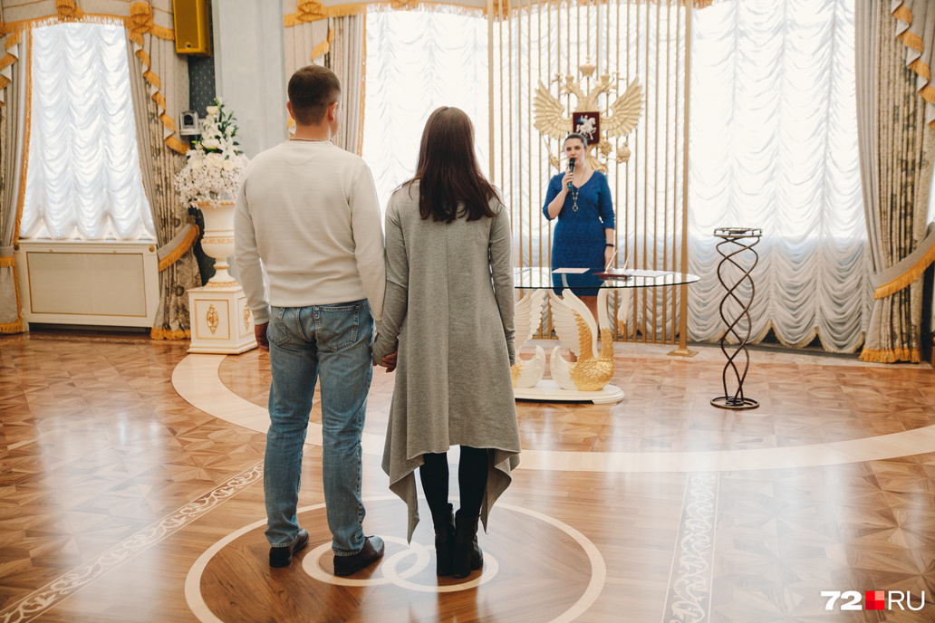 свадебная фотосессия. жених и невеста фото со спины. сплю на новом месте приснись жених. свадьба прикол. на новом месте приснись жених невесте картинки.