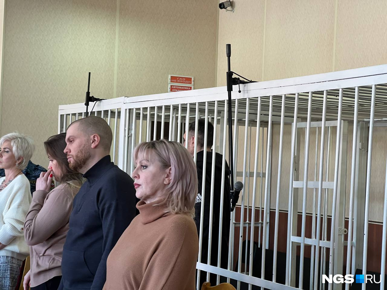 Денис Басов (на заднем плане, в клетке) оказался под стражей из-за того, что очень вольно вел себя под домашним арестом. В итоге он тоже получил условный срок