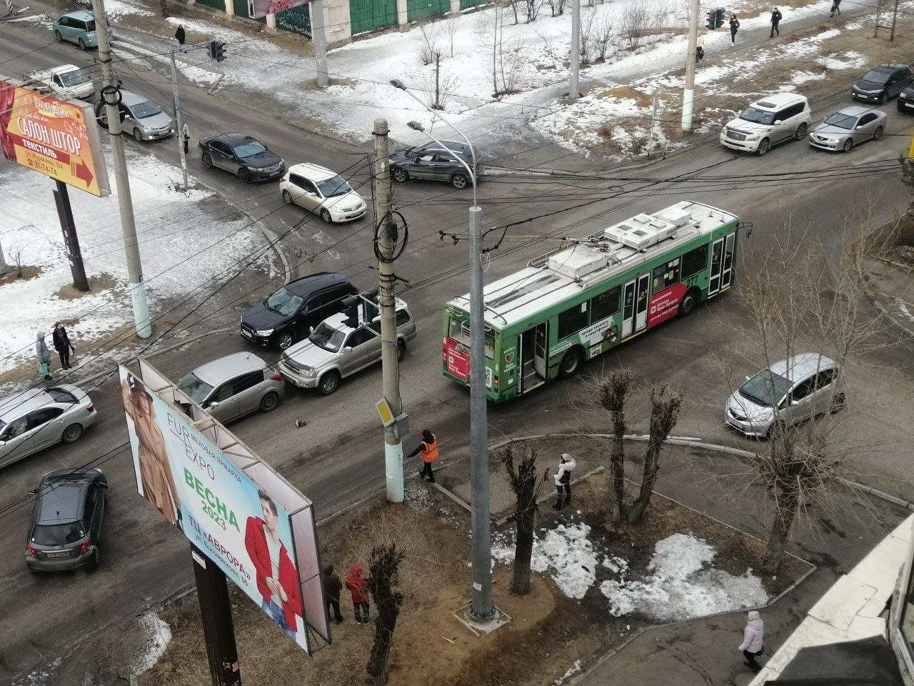 Авария с троллейбусом заблокировала проезд в центре Читы