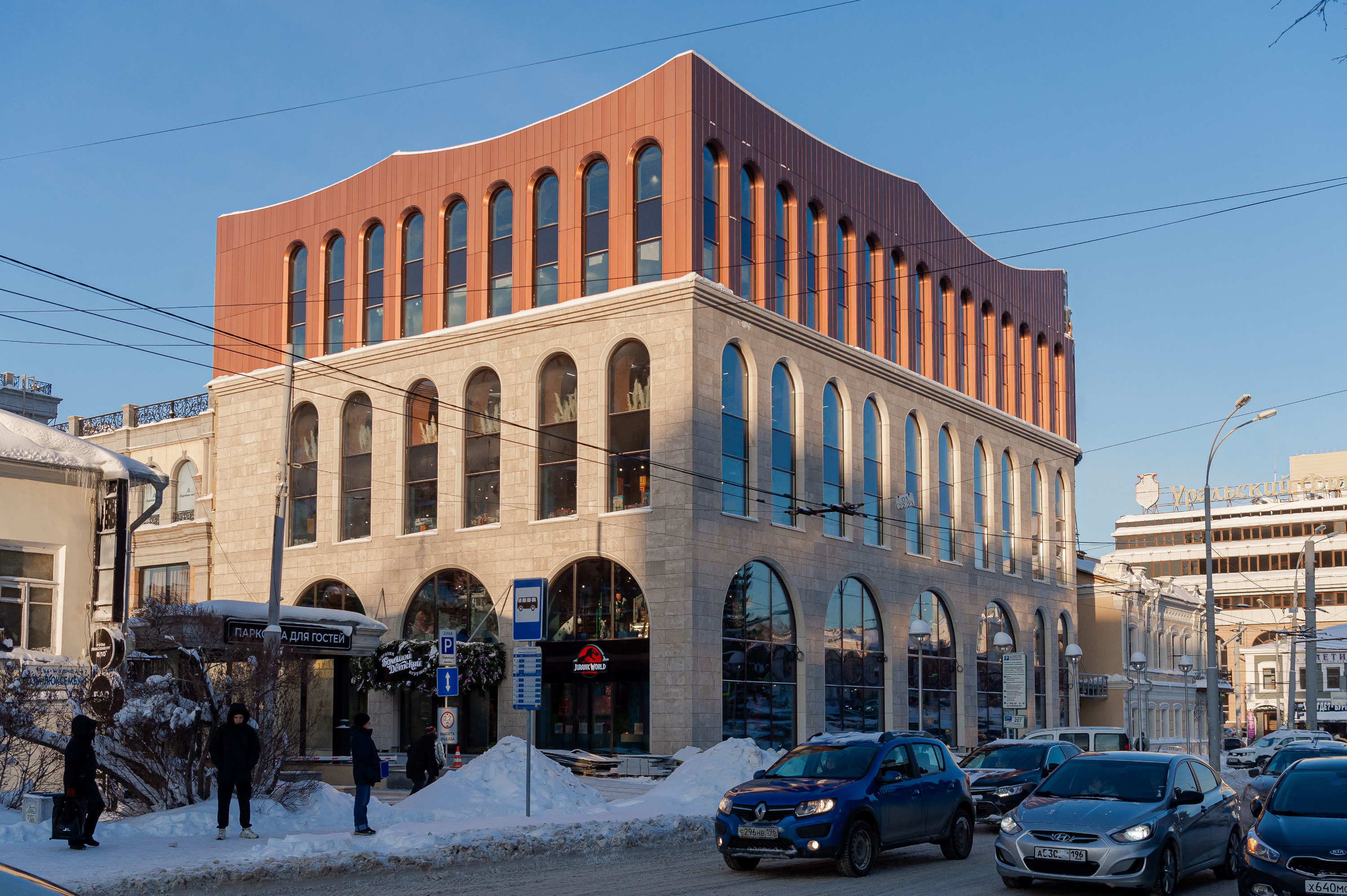 В Екатеринбурге перестроили фасад элитного торгового центра. Что изменилось?