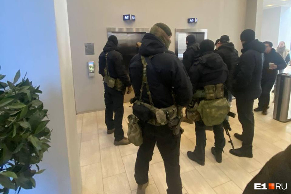 Что вооруженные автоматами силовики искали в элитном бизнес-центре в Екатеринбурге? Новые подробности