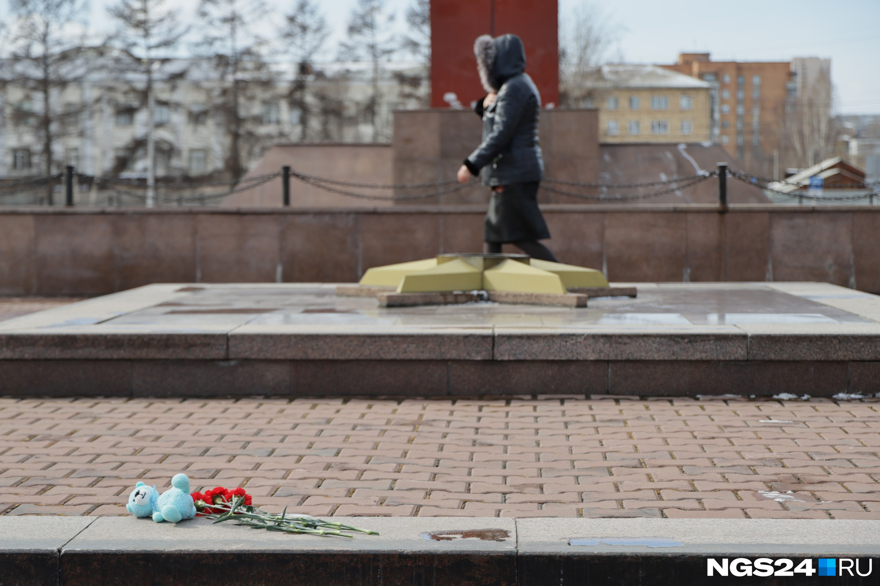 На Красной площади в Красноярске организуют стихийный мемориал в память о жертвах теракта