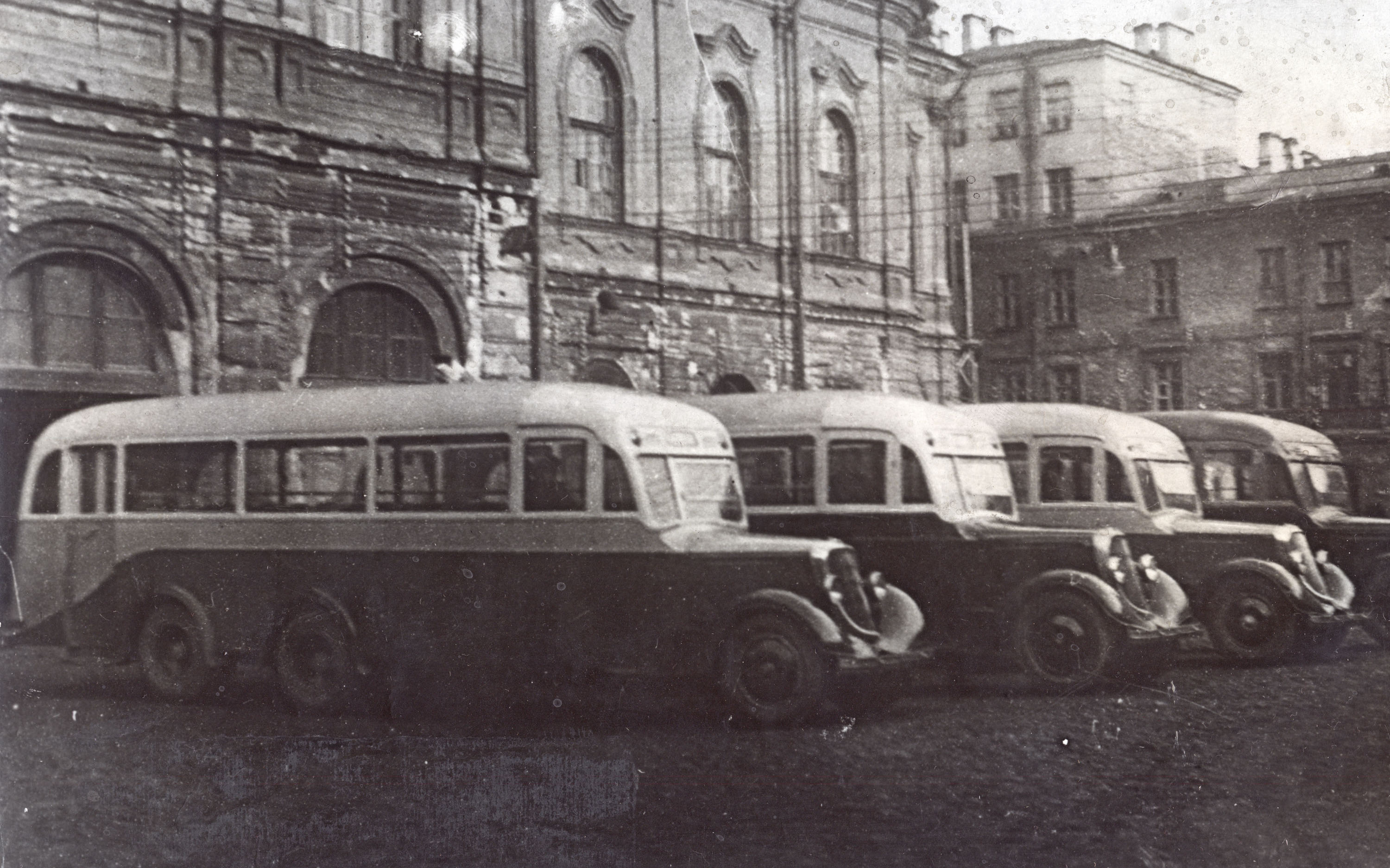 Трёхосные автобусы ЗИС-8 производства АТУЛ. 1930-е гг.