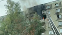 На пожаре в квартире девятиэтажки в Челябинске погиб мужчина, еще одного спасли (видео)