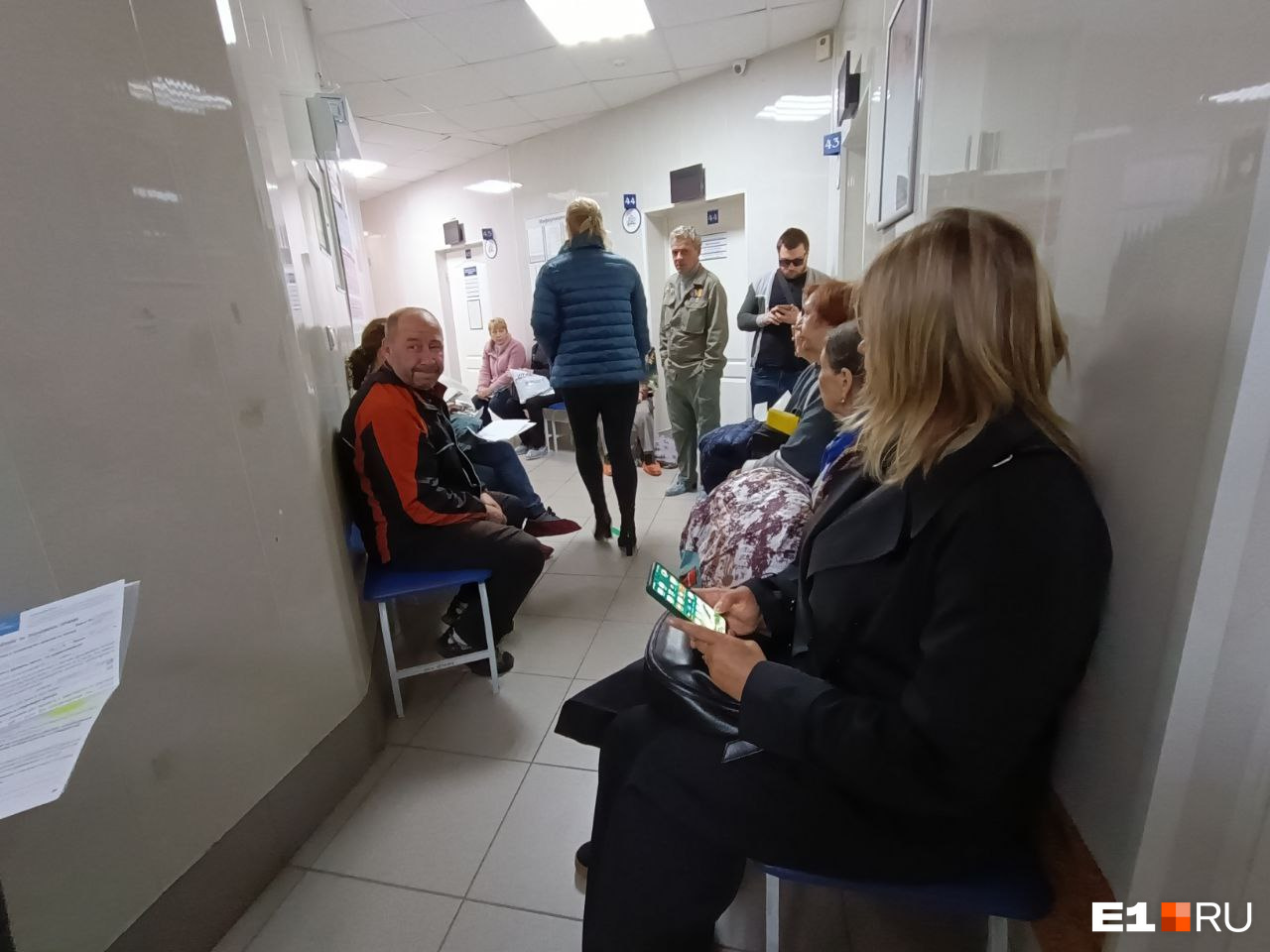 «Половина очереди ушла умирать домой». Почему в поликлиниках Екатеринбурга хаос и когда это закончится