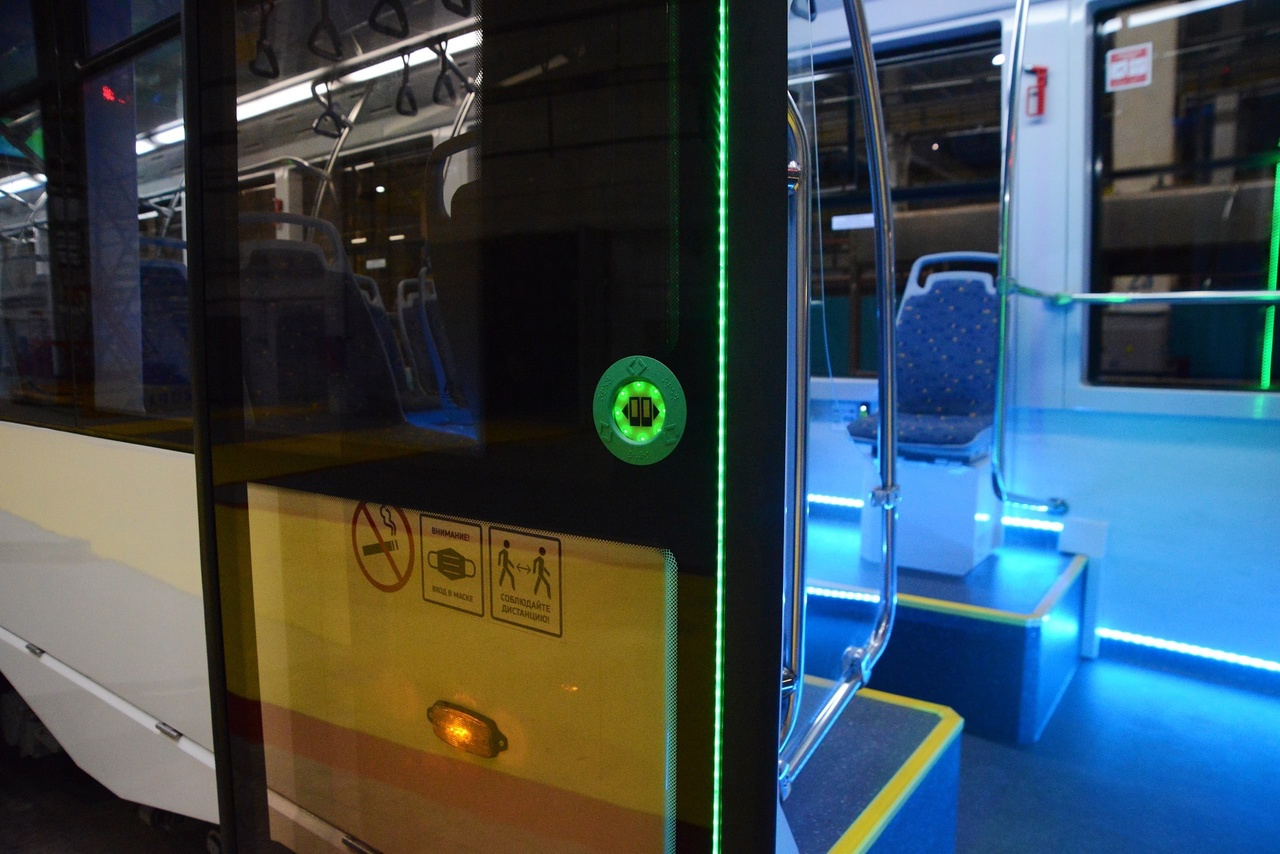 На новую линию в Академическом отправили трамвай-«дискотеку»: видео