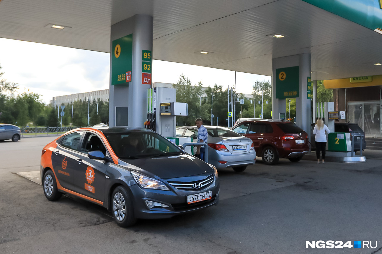 За неделю цены на бензин в Красноярске выросли на полтора-два рубля. Где еще можно заправляться дешевле?