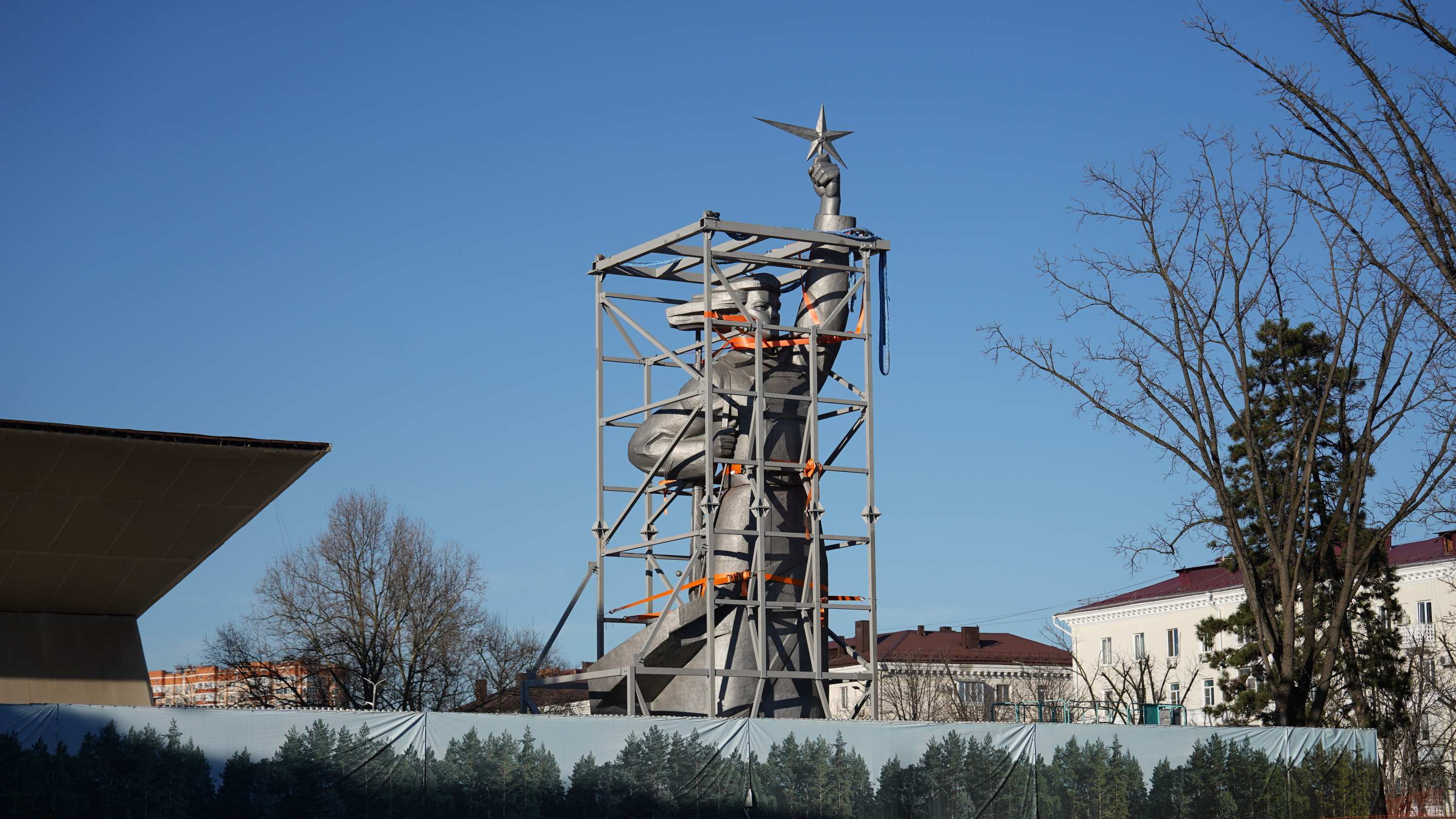 Памятник «Аврора» перенесли в центре Краснодара для реставрации