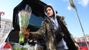 Мимоза в пять раз дороже тюльпанов: репортаж из магазинов и багажников, полных цветов