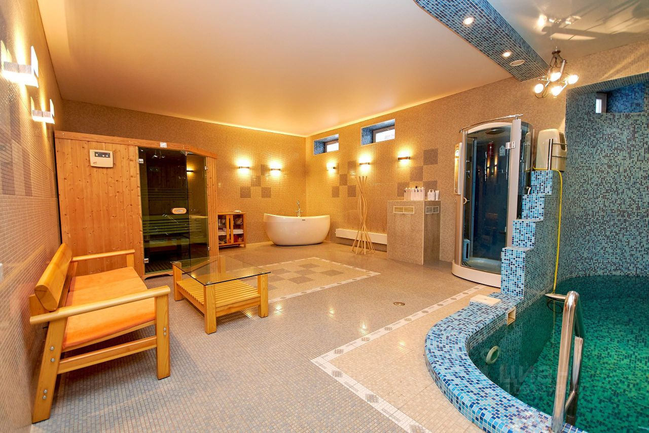 SPA-зона с небольшим бассейном и сауной SPA-зона с небольшим бассейном и сауной