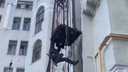 Железные конструкции завалили рабочего. В историческом здании в центре Москвы рухнула часть лифтовой шахты