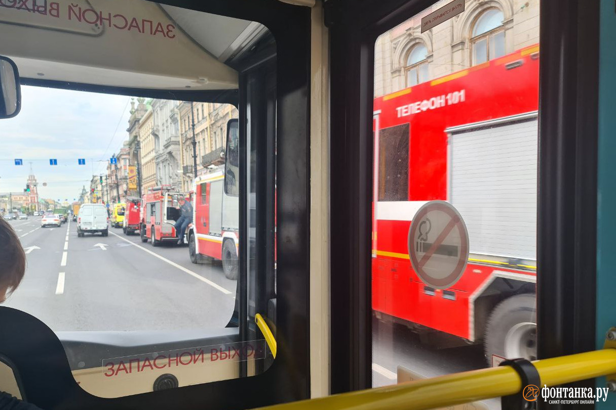 У «Авроры» на Невском проспекте много красивых пожарных машин. «Фонтанка» узнала причину их приезда