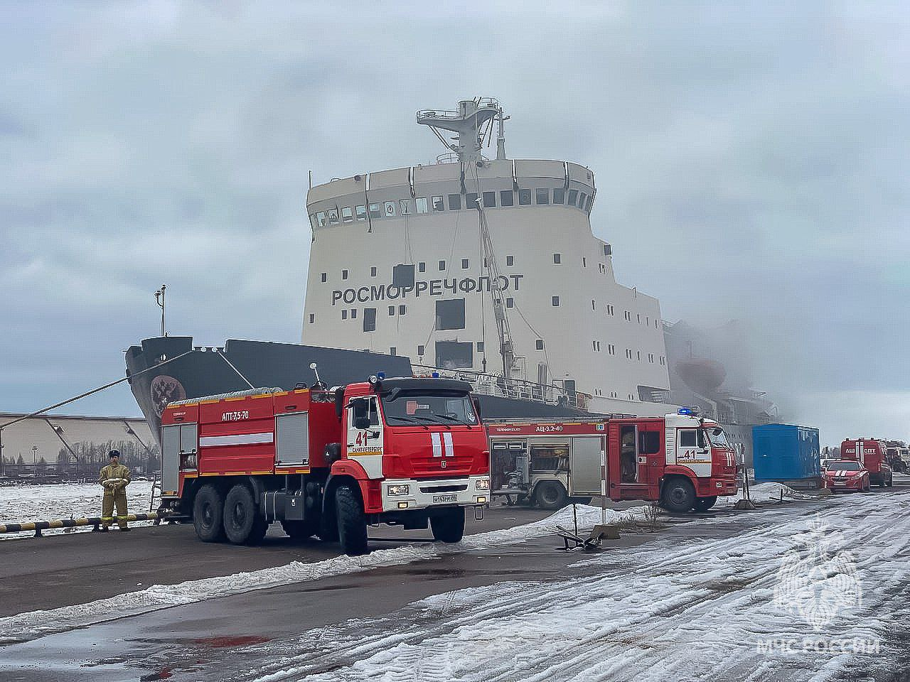 Видео: пожар на ледоколе «Ермак» в Морском порту Петербурга - 29 февраля  2024 - ФОНТАНКА.ру