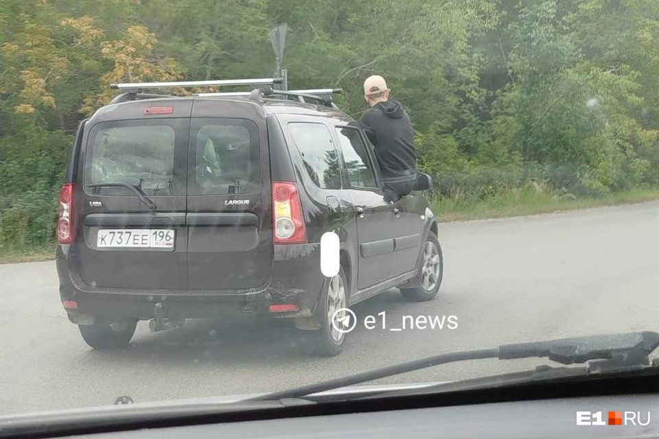 «У родителей есть запасные дети»: под Екатеринбургом засняли отчаянного водителя, который катал подростка в окне машины