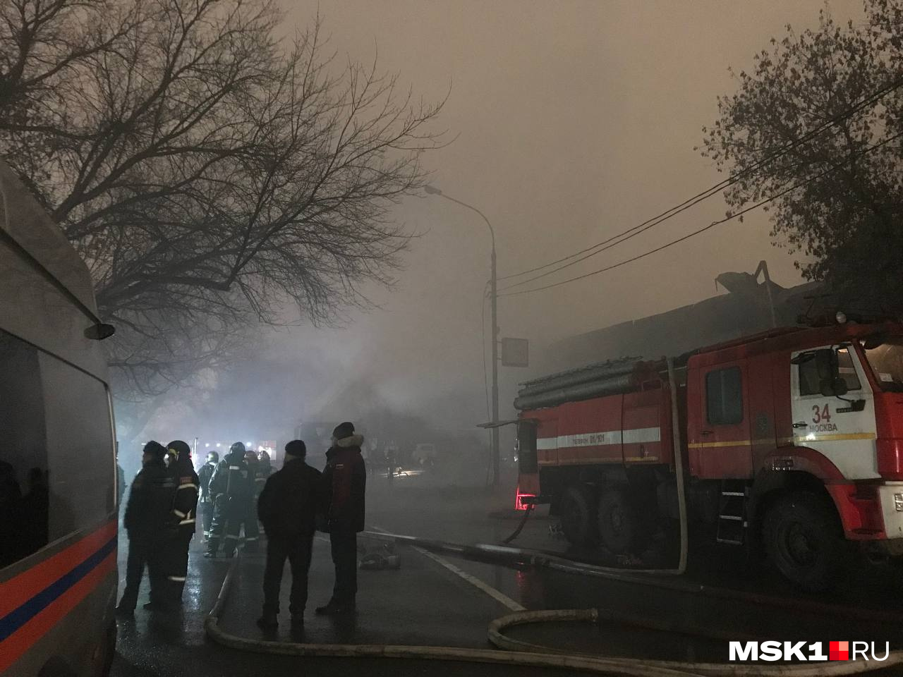 Горит автосервис на мебельной