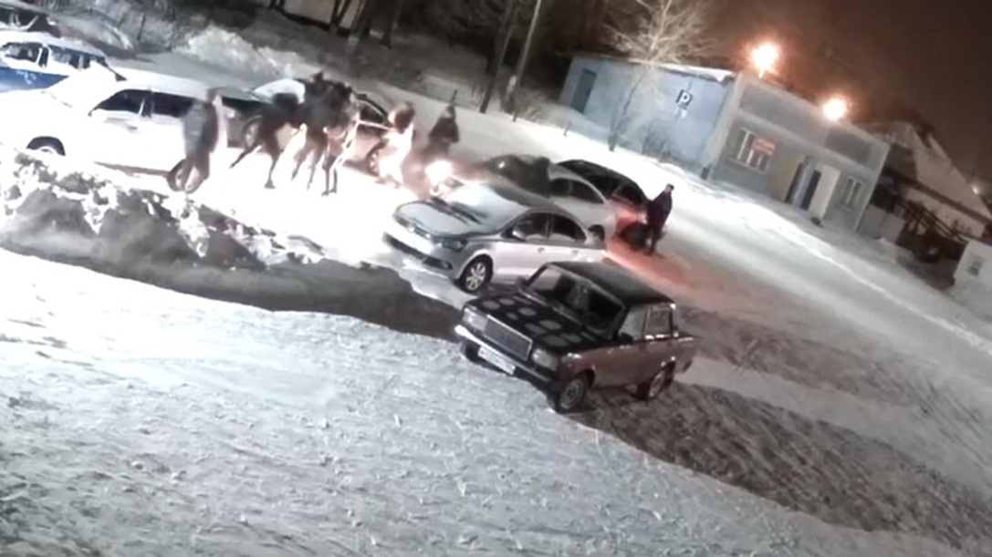 Зачинщики массовой драки с клюшками и стрельбой попали на скамью подсудимых: видео потасовки у бара в Новосибирской области