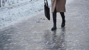 Лежала на снегу, не могла подняться: в Новосибирске женщина травмировала ногу, поскользнувшись на льду