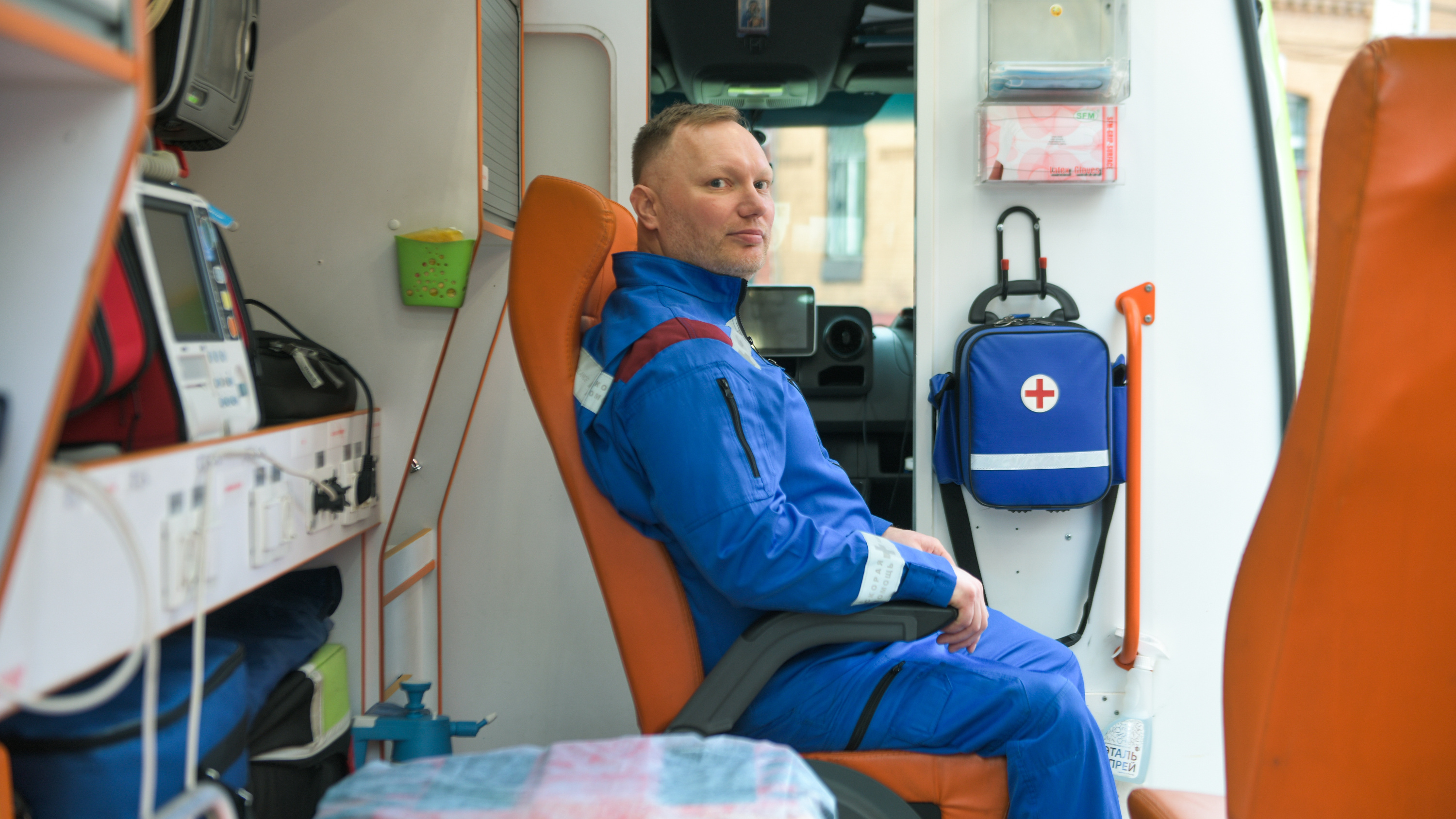 «Я не боюсь никакого вызова». Фельдшер — о работе на скорой в Москве, первом выезде на ножевое ранение и пациентах