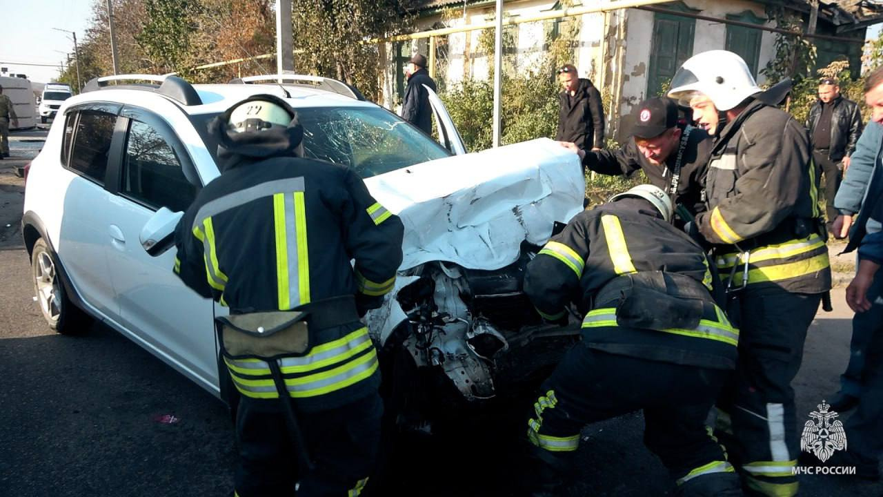 Автобус с 25 пассажирами опрокинулся в Станице Луганской в ЛНР, фото и  видео - 16 октября 2023 - ФОНТАНКА.ру