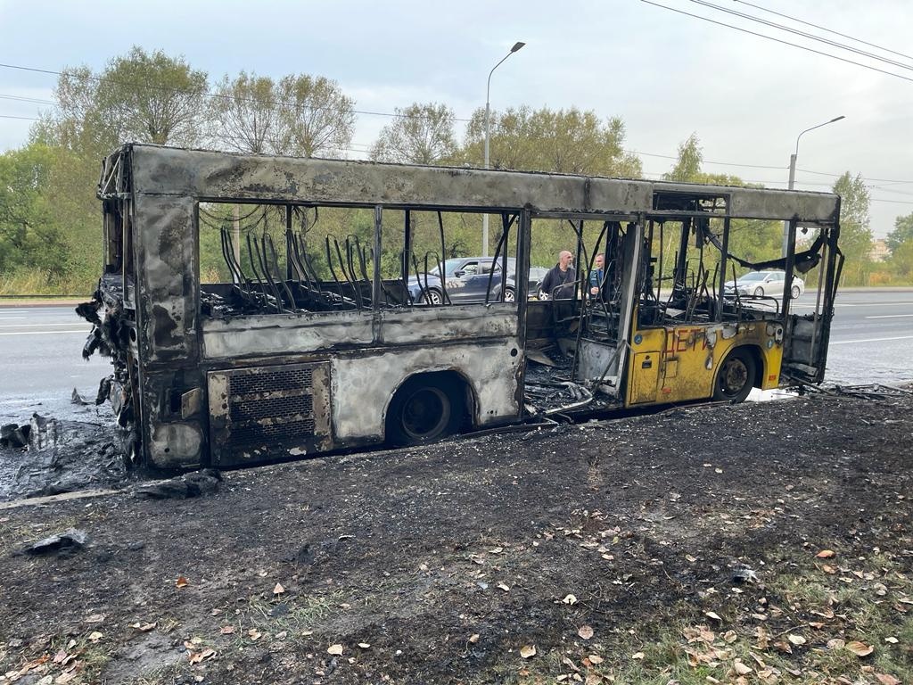 Сгоревший школьный автобус на Маршала Жукова стал уголовным делом |  03.10.2023 | Санкт-Петербург - БезФормата