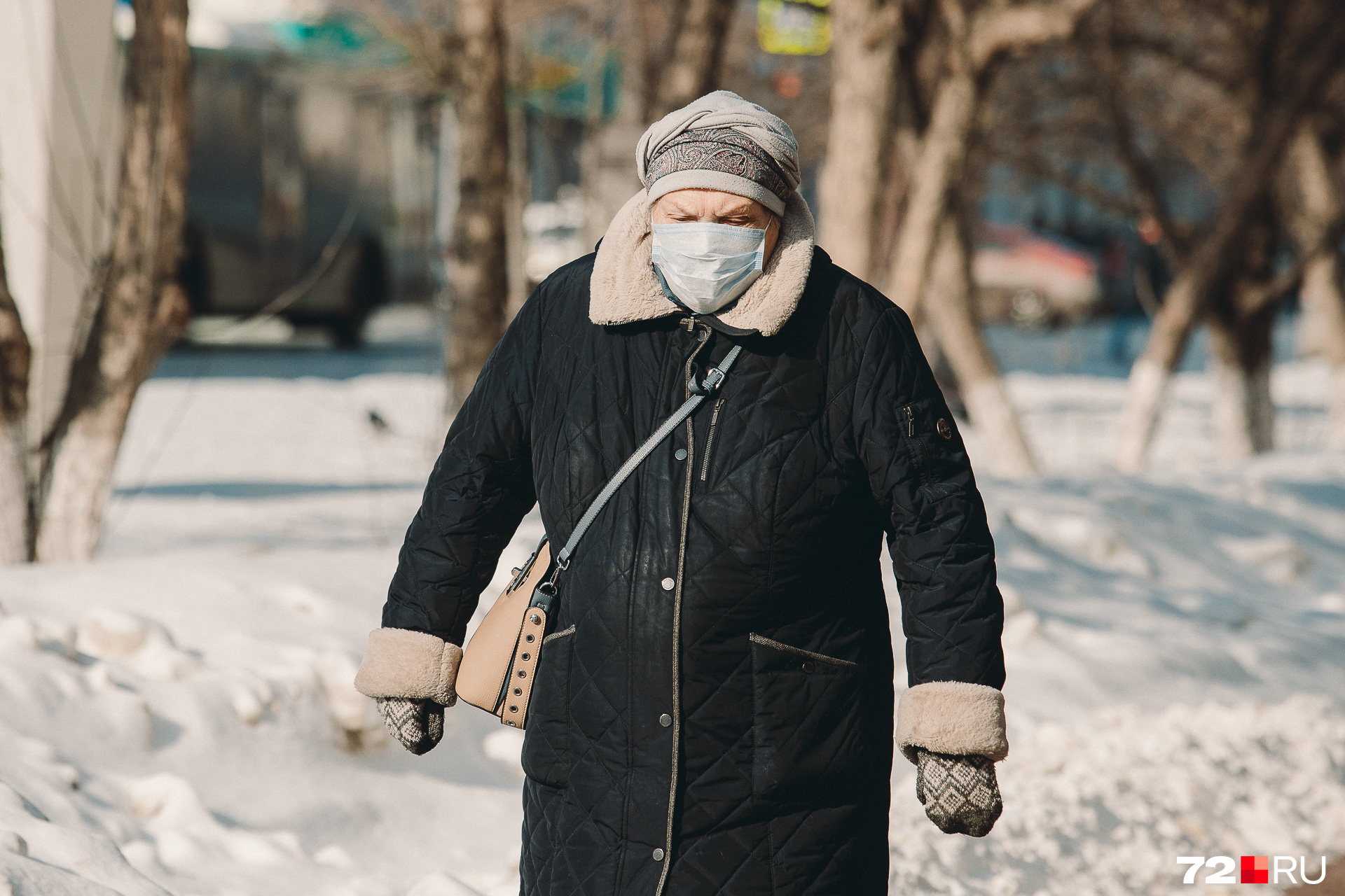 Последней, кому мы подарили тюльпан, стала эта женщина, укутанная и, кажется, спрятавшаяся от окружения Последней, кому мы подарили тюльпан, стала эта женщина, укутанная и, кажется, спрятавшаяся от окружения