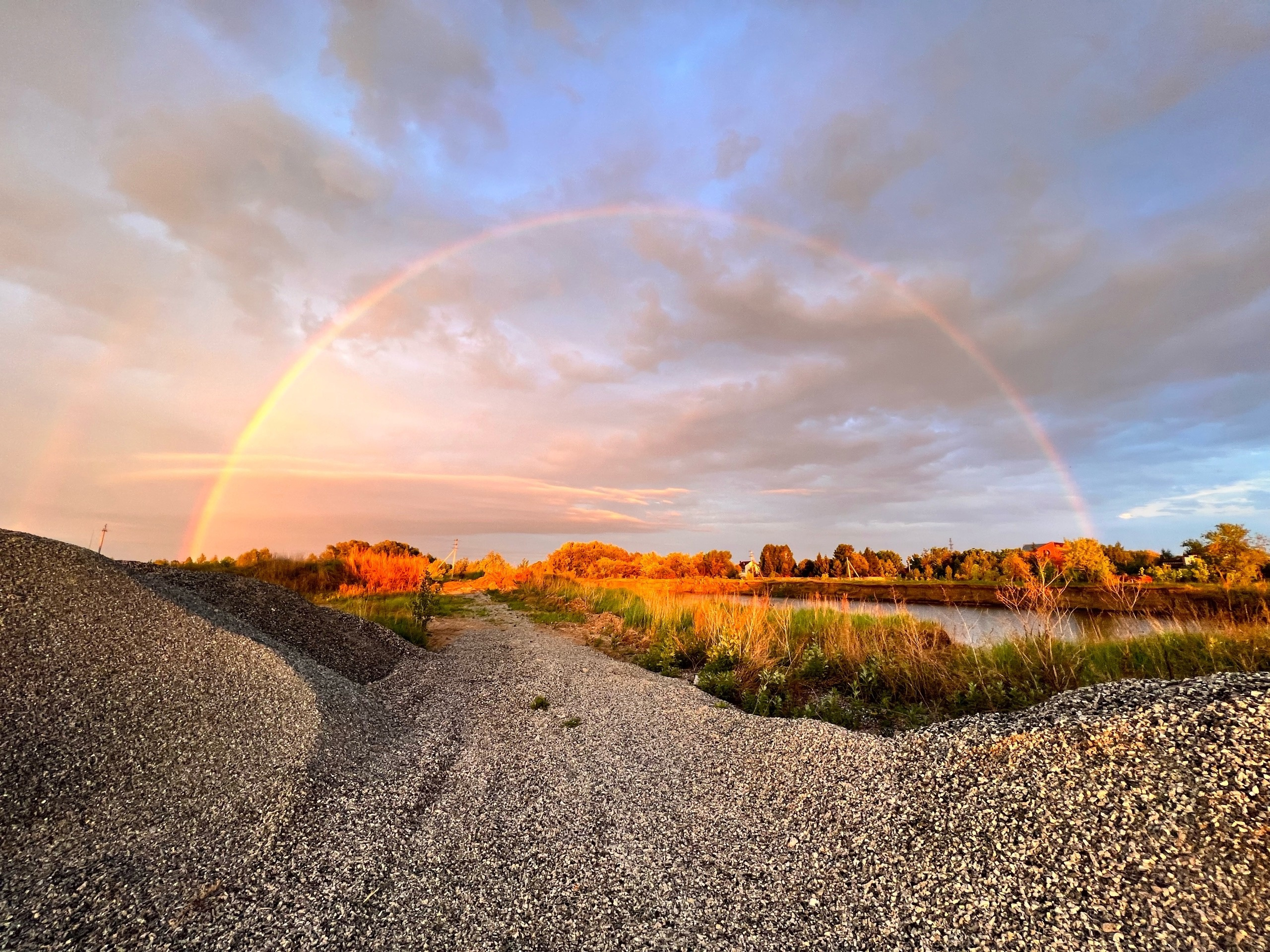 «Цвет меняется фантастически»: в небе над Новосибирском появилась яркая радуга — впечатляющие фотографии