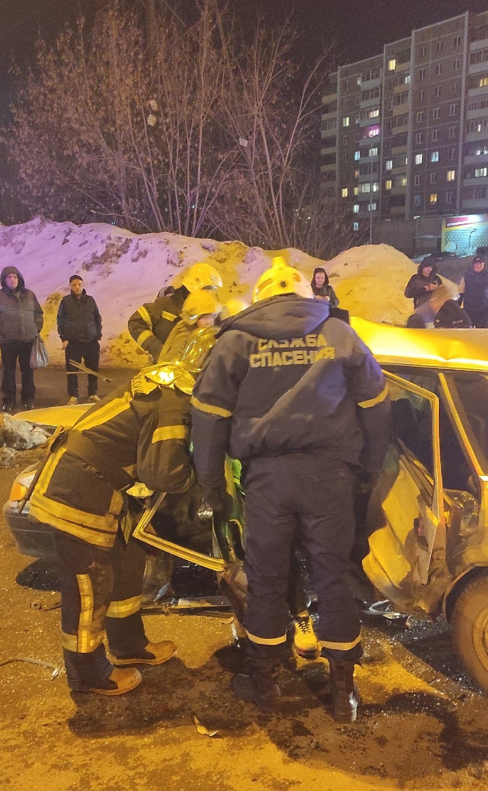 В аварии на Урале пострадали два человека. Из разбитого авто их вытаскивали спасатели: видео