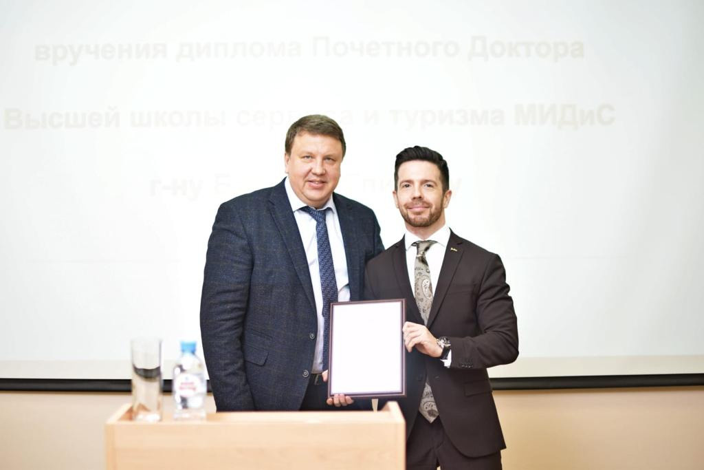 На фото ректор МИДиС Максим Усынин и генеральный менеджер отеля Radisson Blu Olympiysky Hotel Брайан Глисон На фото ректор МИДиС Максим Усынин и генеральный менеджер отеля Radisson Blu Olympiysky Hotel Брайан Глисон