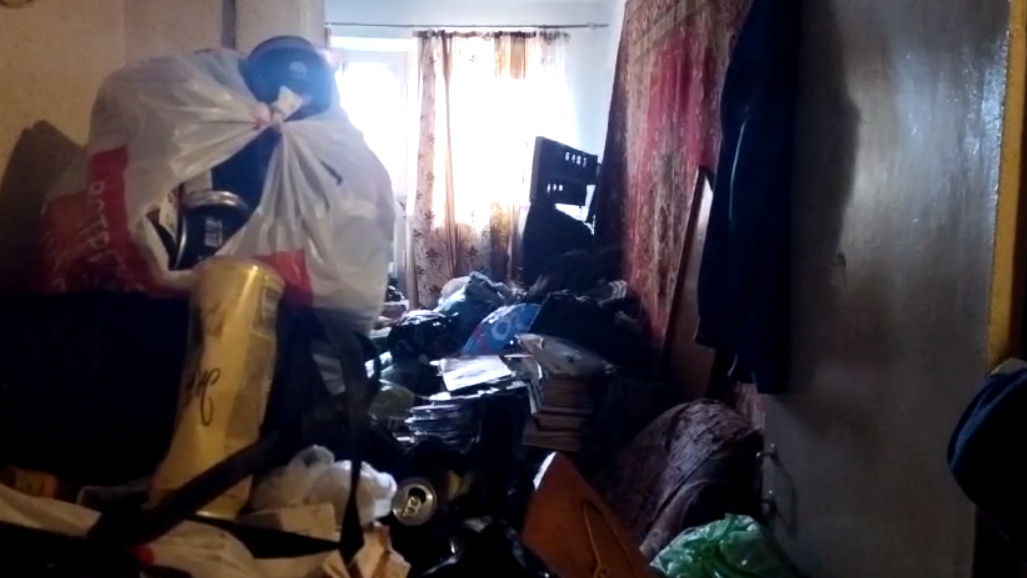 На Южном Урале спасли бабушку, которую в коридоре квартиры придавило хламом и оконным стеклом (видео)