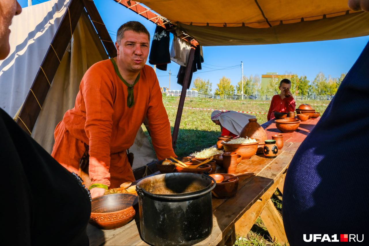 Мужчина в костюме предлагал испробовать кушанье