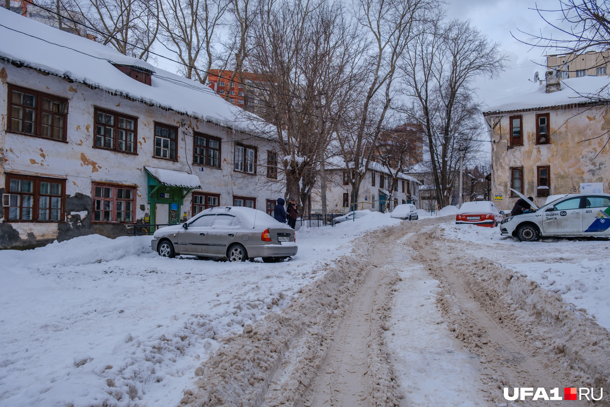 Тихий квартал двухэтажек. Правда снег убрать забыли