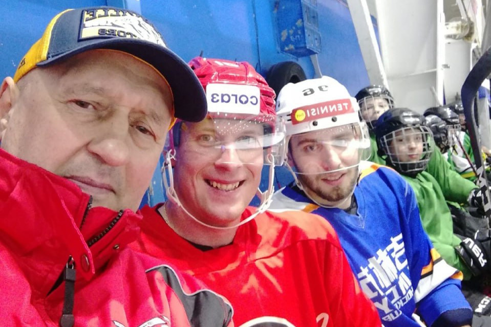 «Я считал его своим отцом». Уральский хоккеист Алексей Макеев — о трагической смерти своего первого тренера