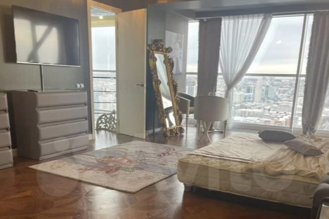 В престижном доме в Екатеринбурге выставили на продажу гигантский пентхаус с бассейном за 100 миллионов