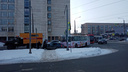 В Челябинске троллейбус отцепился от тягача и протаранил легковушку