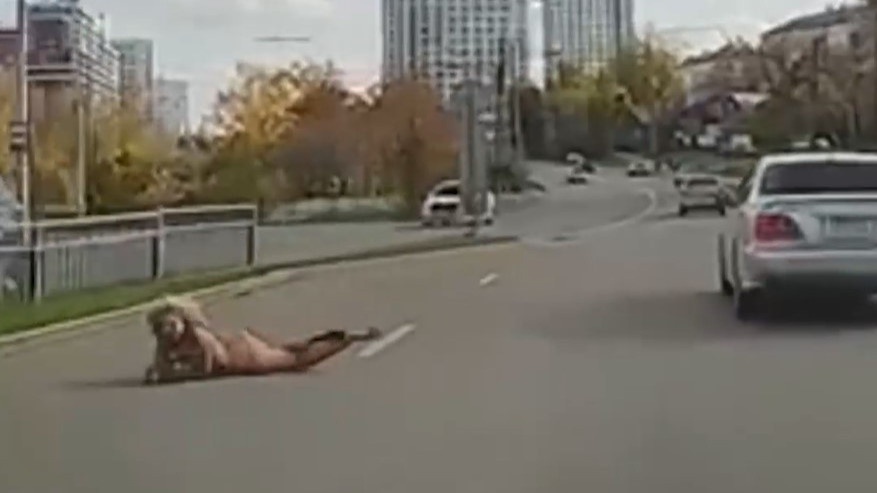 В Екатеринбурге голая девушка попала под машину