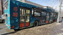 «Был сильный запах гари»: пассажиров новосибирского троллейбуса высадили посреди дороги — что говорят в депо